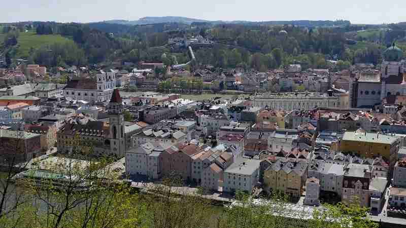 Passau, die 3 Flüsse Stadt im Süden Bayerns.
Sie liegt an der Grenze zu Österreich sowie am Zusammenfluss der Flüsse Donau, Inn und Ilz und wird deshalb auch „Dreiflüssestadt“ genannt. Mit fast 50.00 - Digital concept art for illustrative purpose - Monok